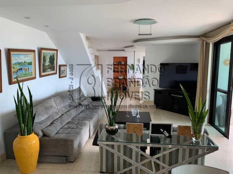 Ванна та 4 спальні: квартира 250 м²