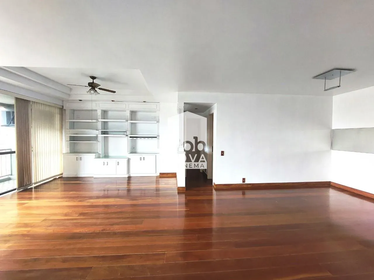 Unfurnished 161 m² apartment with a closed kitchen — photo 3