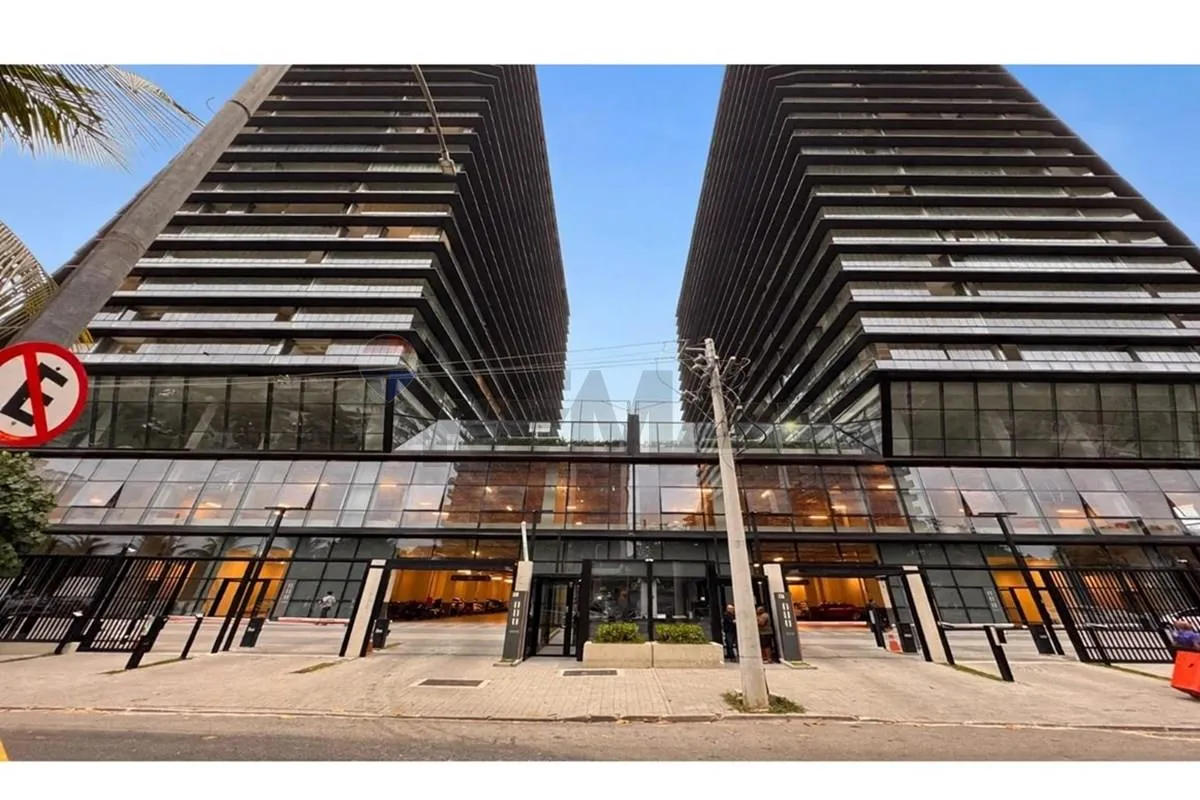 Glass-enclosed balcony in a 3-bedroom apartment, 119 m² — photo 14