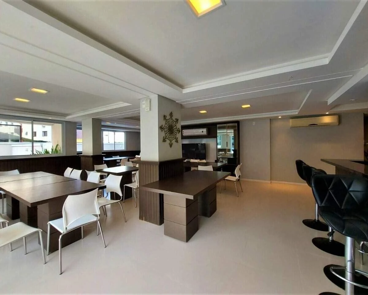 Glass-enclosed balcony in a 4-bedroom apartment, 127 m² — photo 38