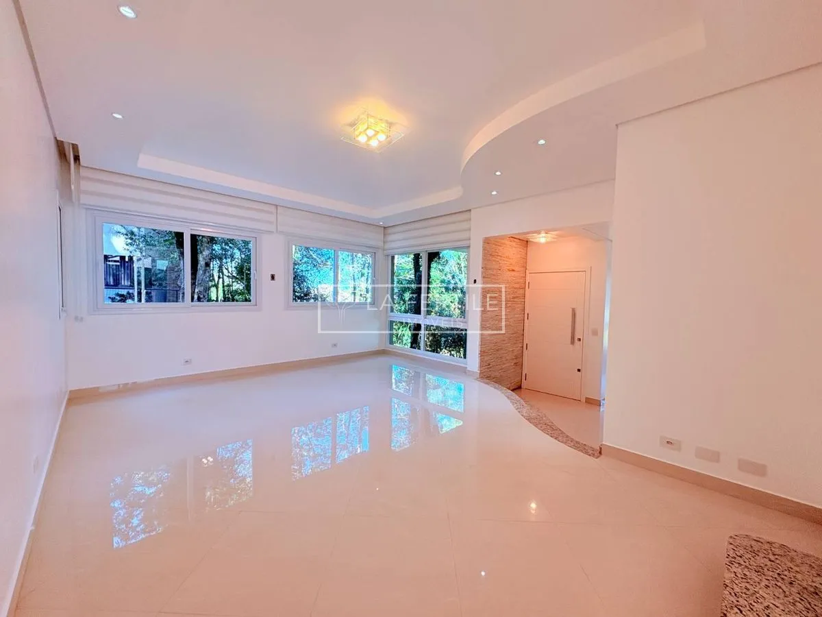 Будинок на 5 спалень із 2 ванними при кімнаті, 400 м² — photo 7