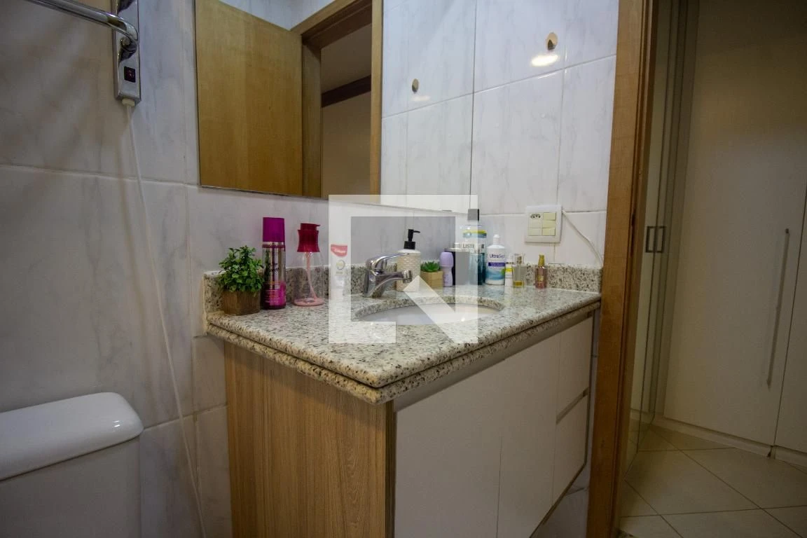 Furnished apartment with 2 en-suite bedrooms and desk — photo 6