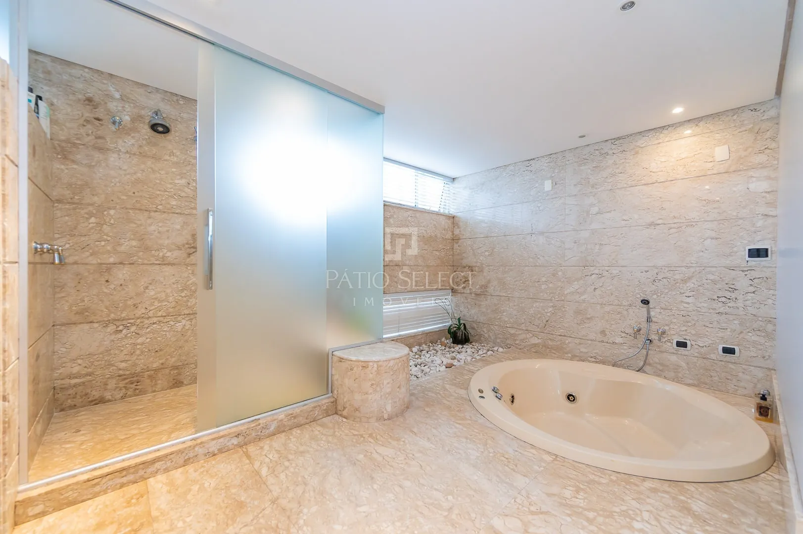 Floor-to-ceiling windows in a 6-bedroom house, 763 m² — photo 105