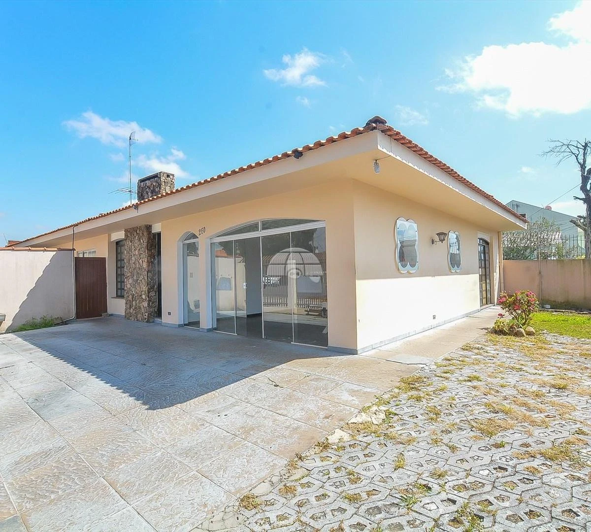 5-bedroom house with a grill on the balcony