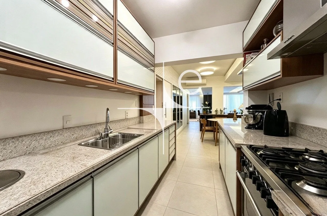 Furnished 3-bedroom apartment with suite, 164 m² total