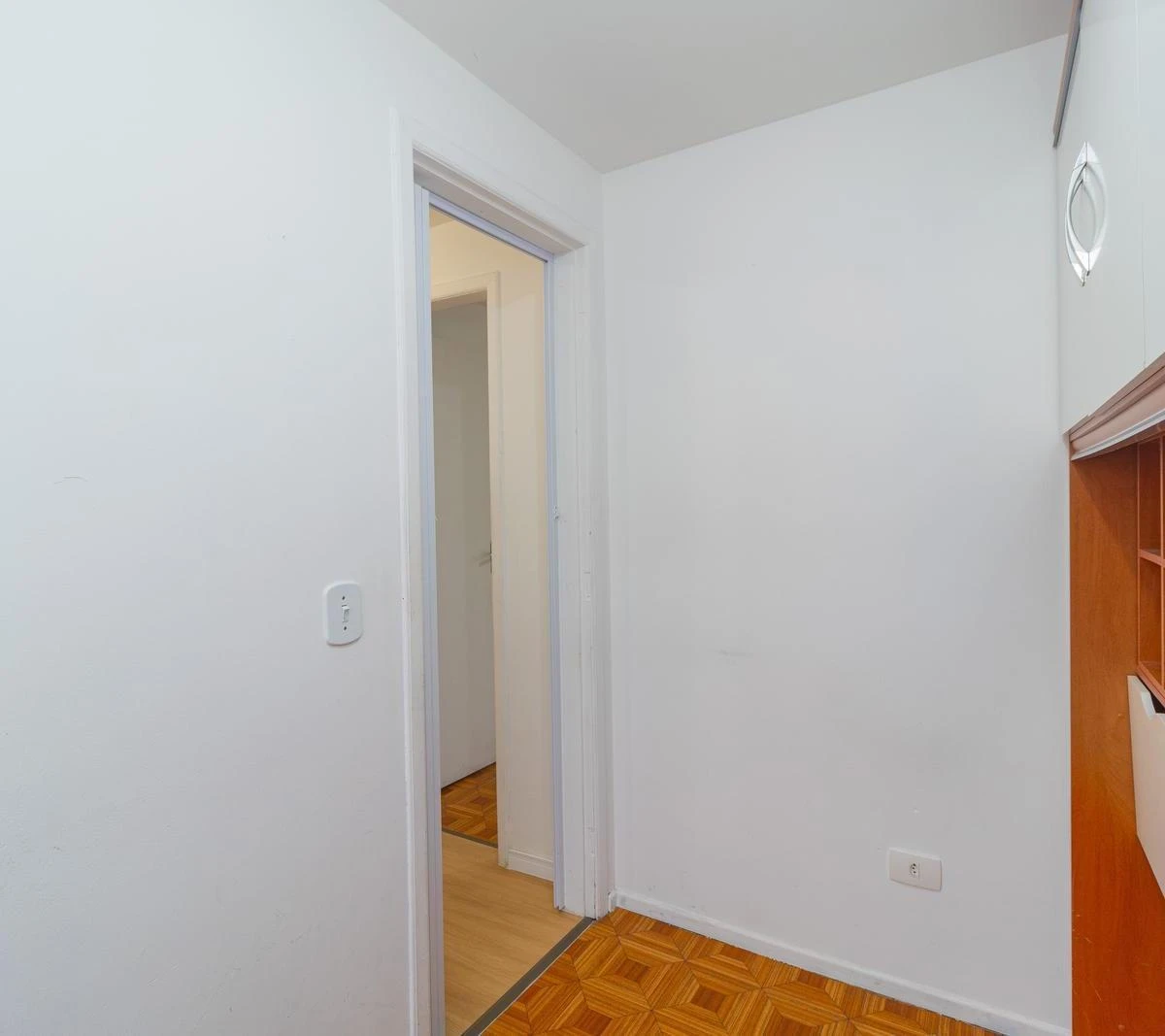 3-bedroom house with wood or laminate floors — photo 19