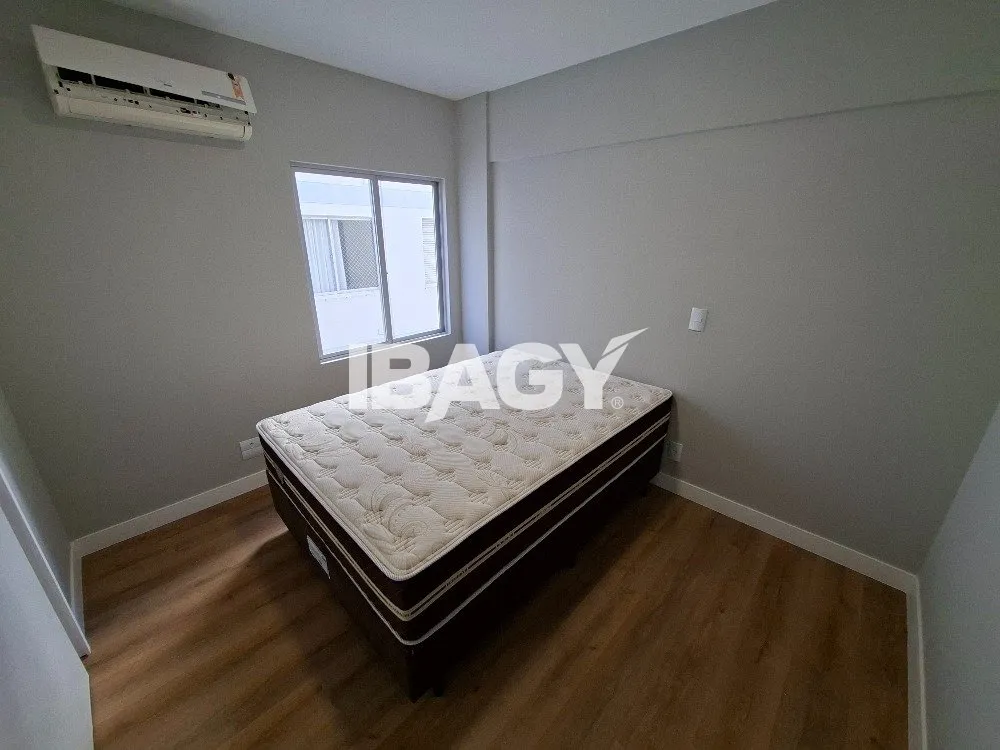 One-bedroom apartment with wood or laminate floors — photo 3