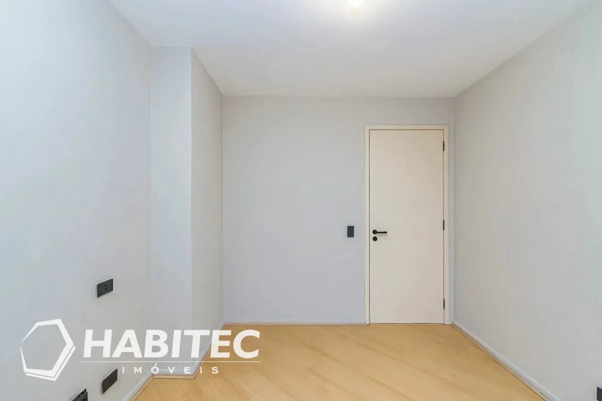 3-bedroom apartment with wood or laminate floors — photo 7