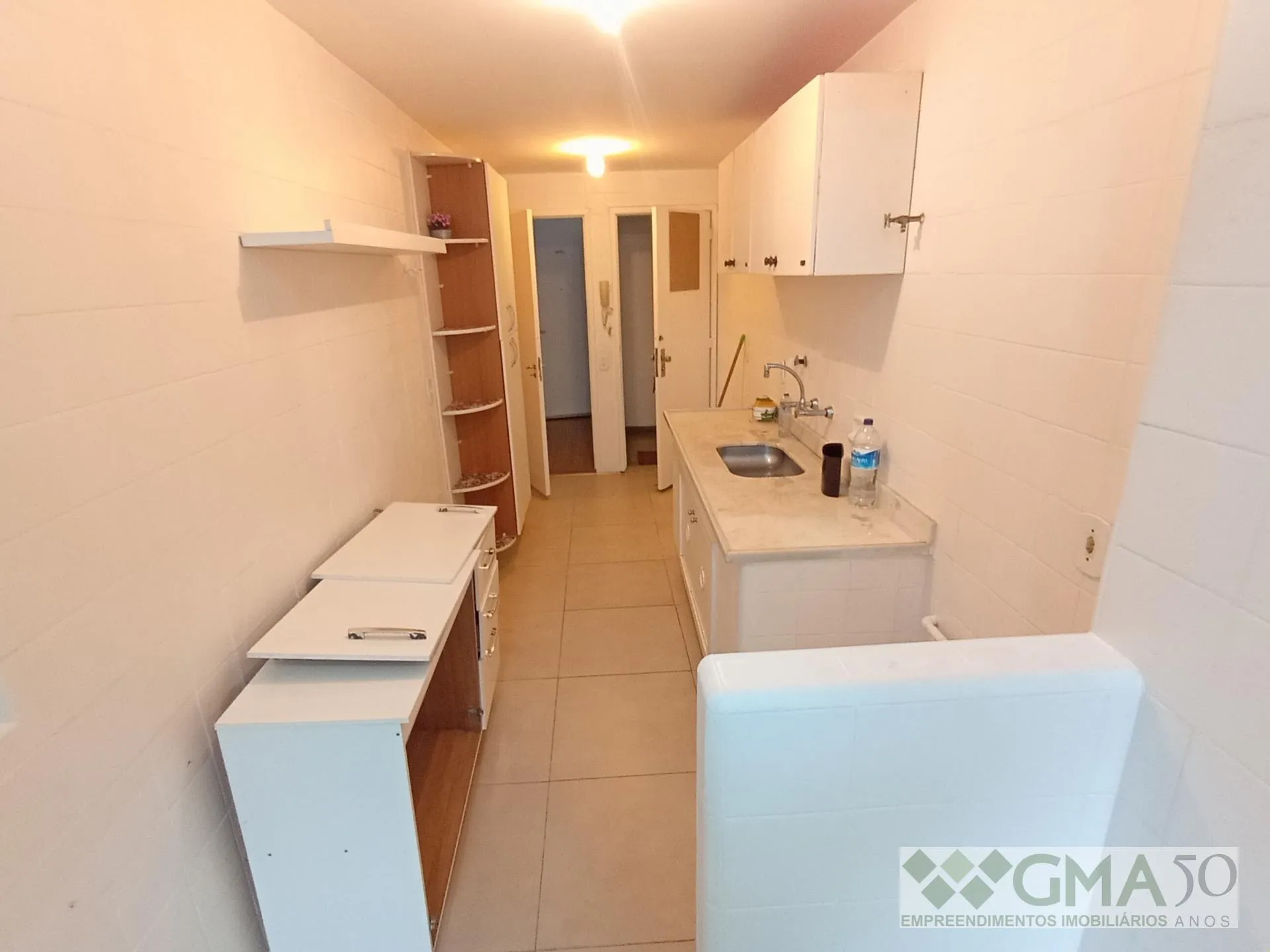 Wood or laminate floors in a 3-bedroom apartment, 92 m² — photo 6