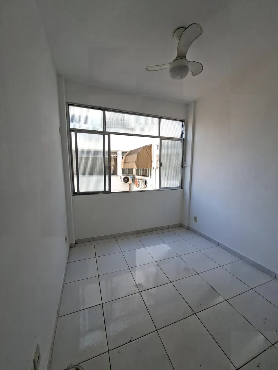 Apartment with a glass-enclosed shower and 1 bedroom — photo 8