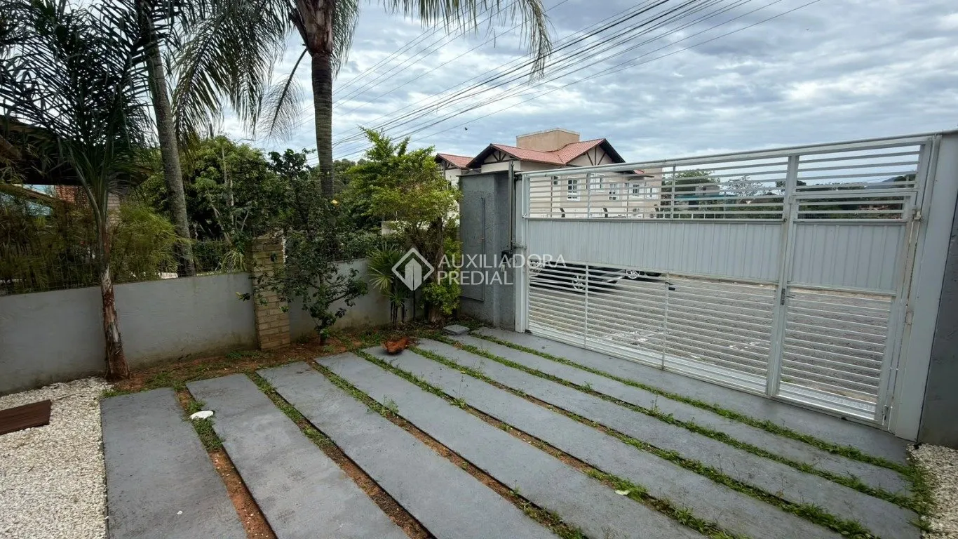 Balcony with a grill in a 4-bedroom house, 120 m² — photo 17