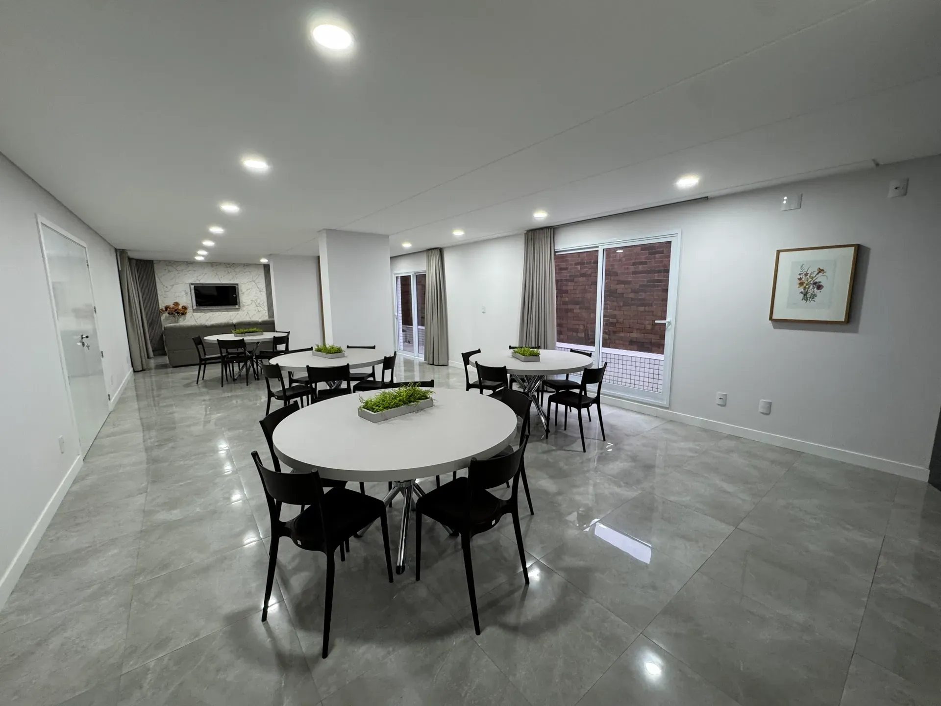 Furnished 2-bedroom apartment with open-plan kitchen — photo 22