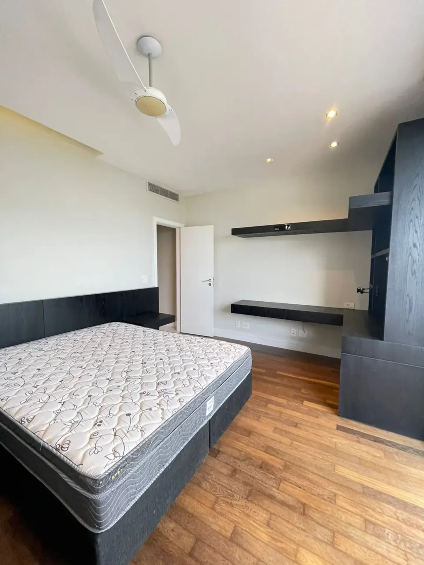 Furnished 3-bedroom apartment with glassed balcony — photo 34