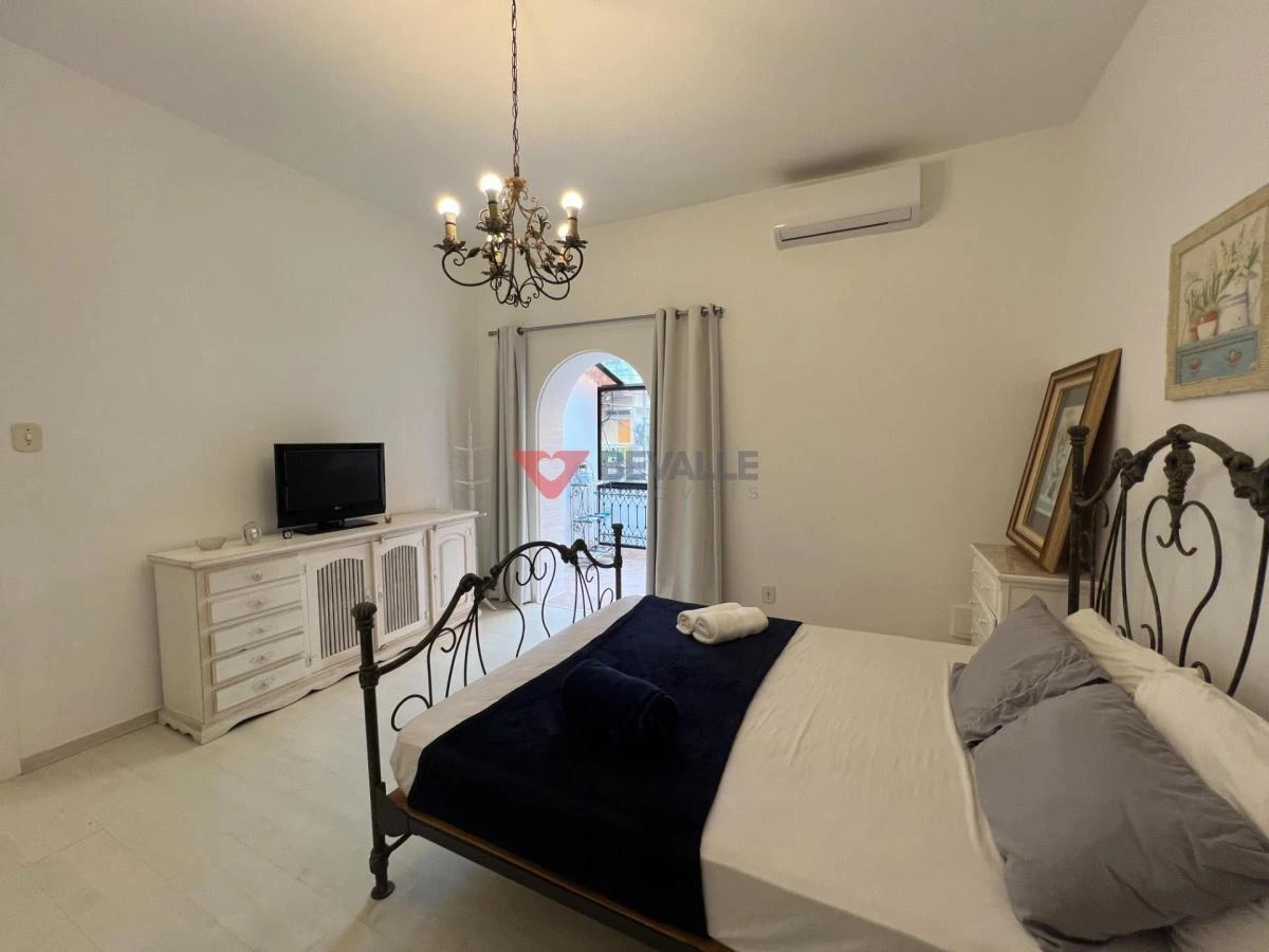 220 m² house with a washing machine and a home office — photo 13