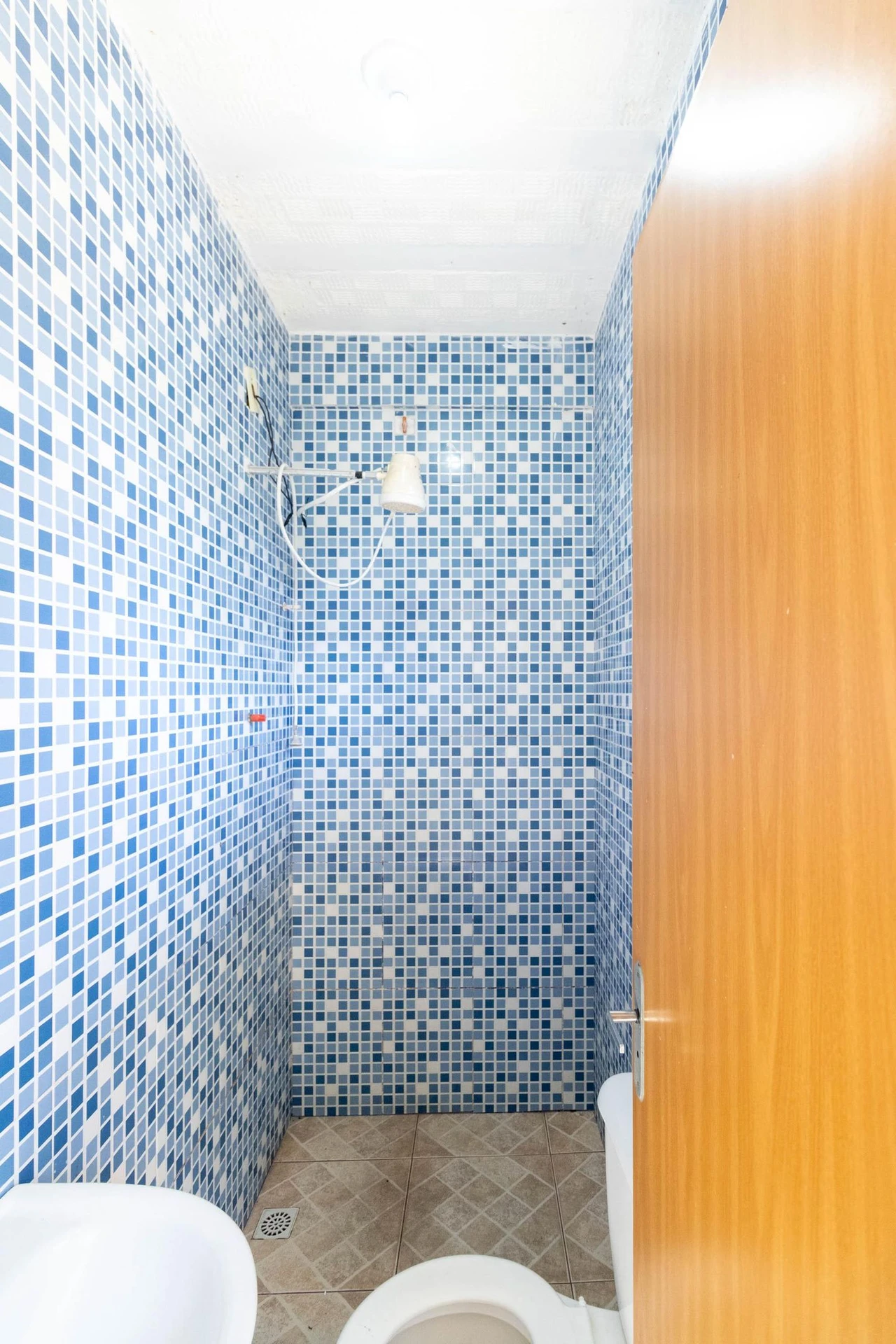 Unfurnished studio apartment with an electric shower — photo 10