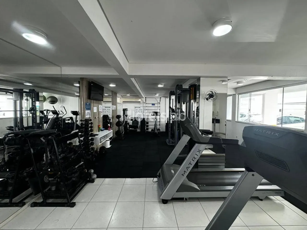 One-bedroom apartment in a building with a gym — photo 24