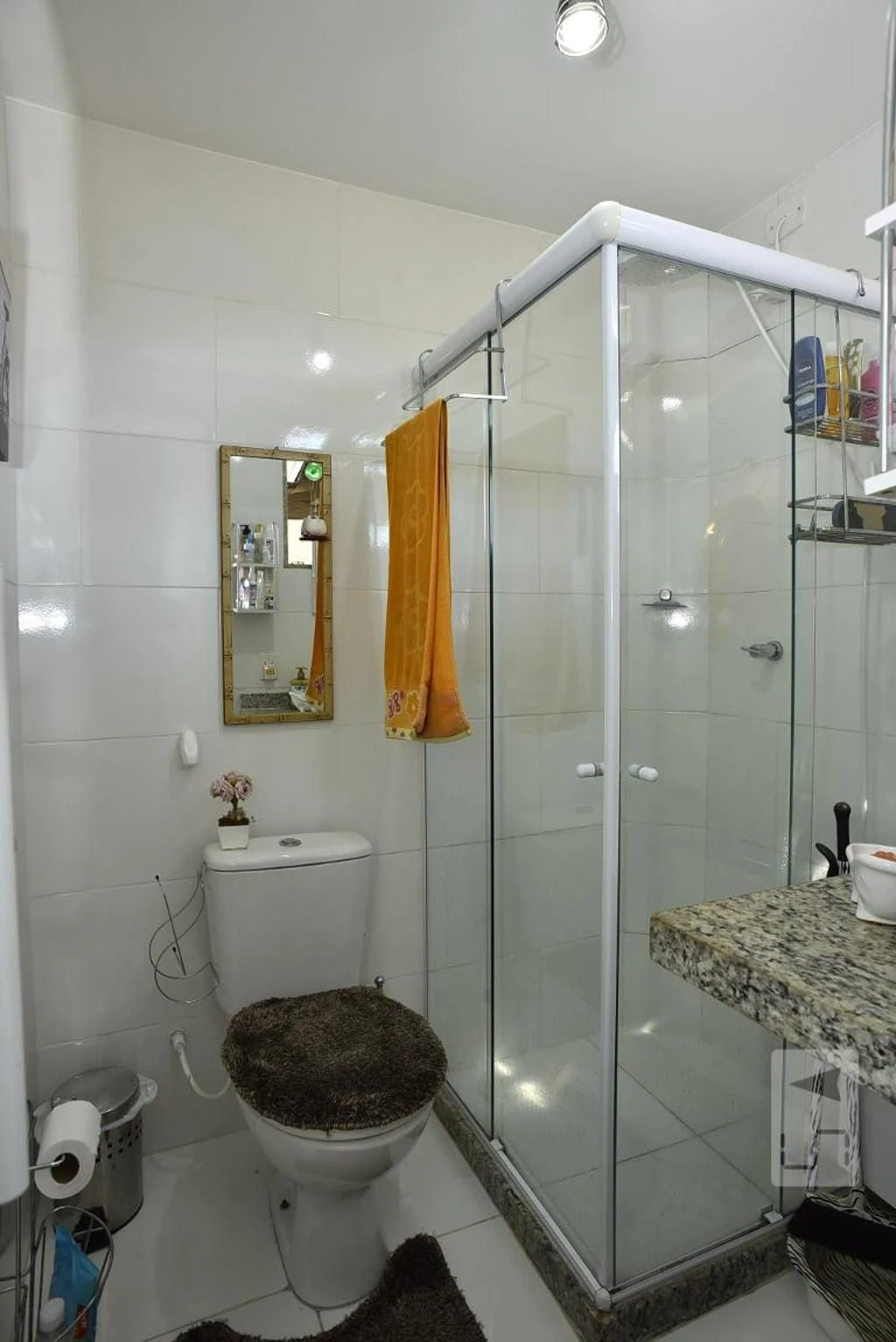 Furnished house with 2 en-suite bedrooms and laundry area — photo 4