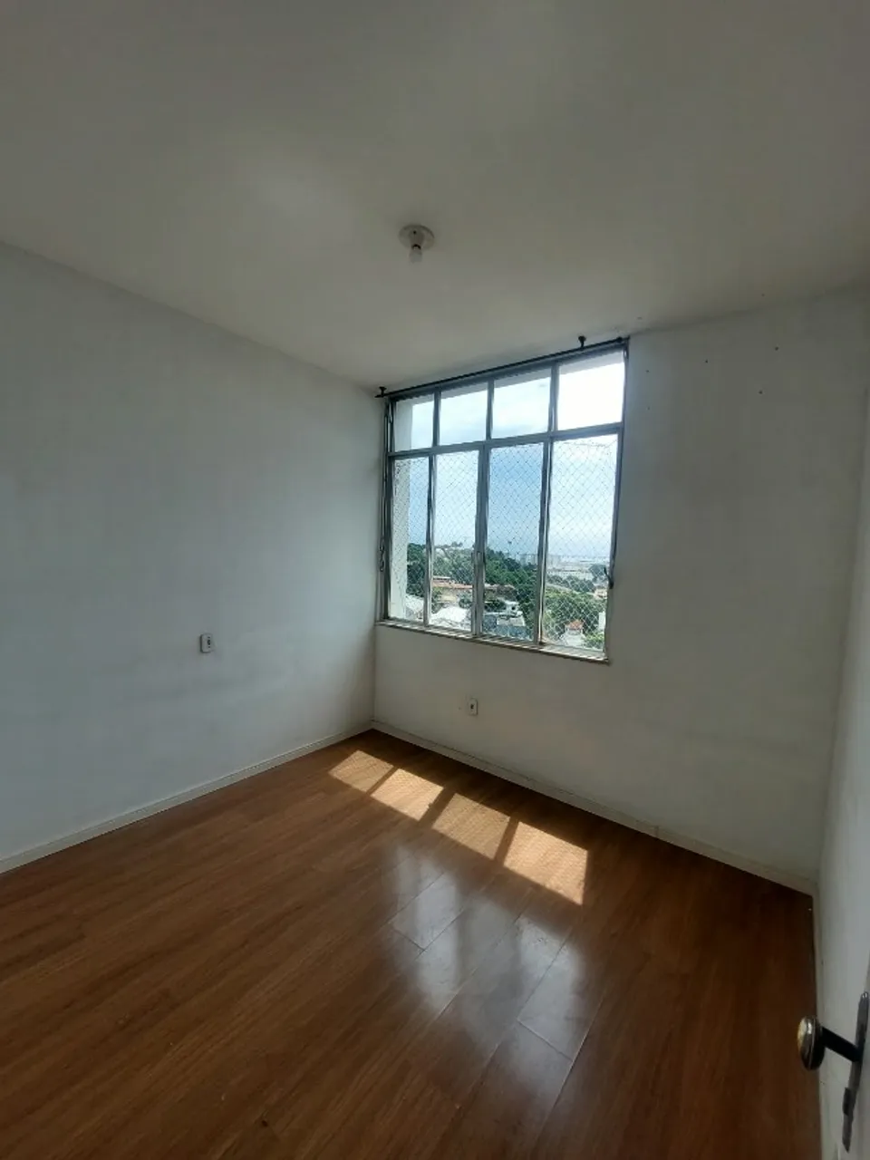 Apartamento de 2 quartos com piso de madeira ou laminado — photo 3