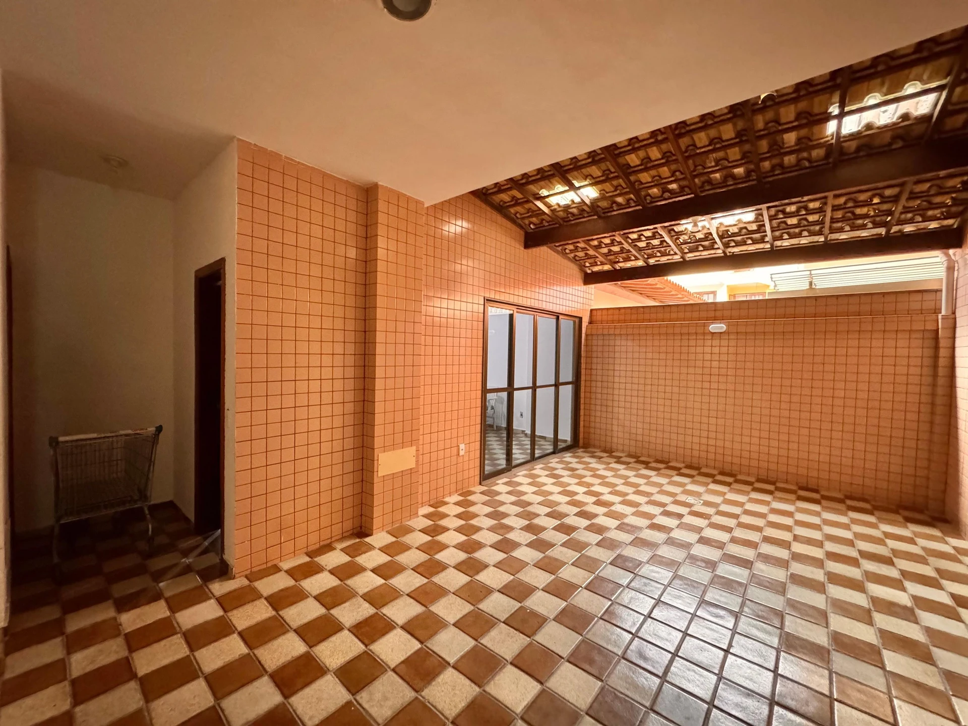 Unfurnished 3-bedroom apartment with enclosed balcony — photo 17