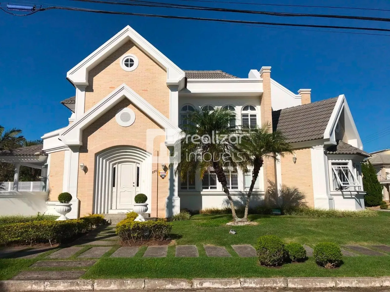 Casa mobiliada com 4 suítes e jardim privativo