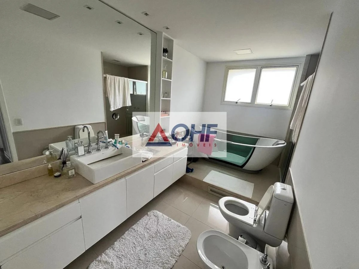 Bathtub in a 5-bedroom apartment, 555 m² — photo 47
