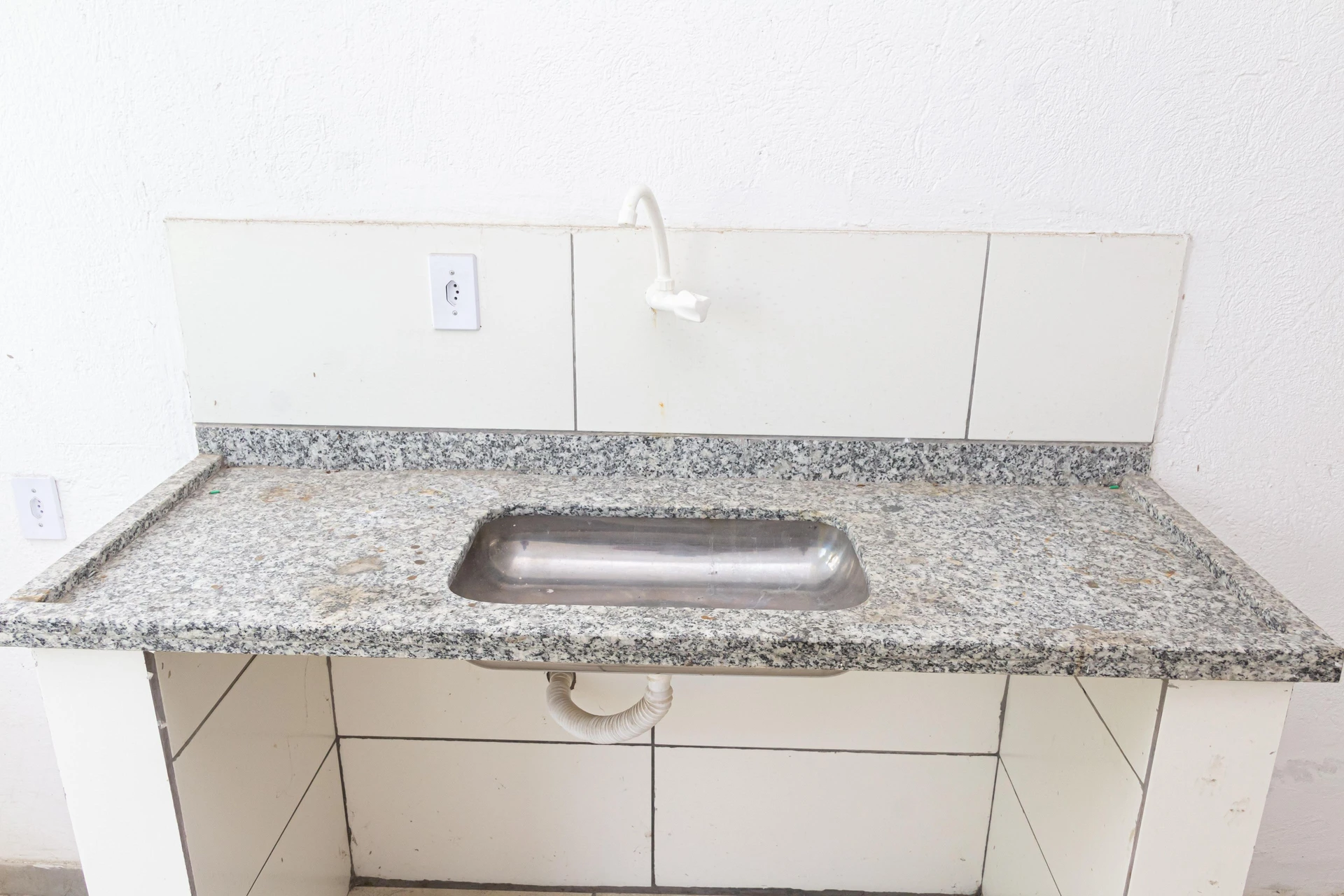 Unfurnished studio rental with private garden and 1 suite — photo 20