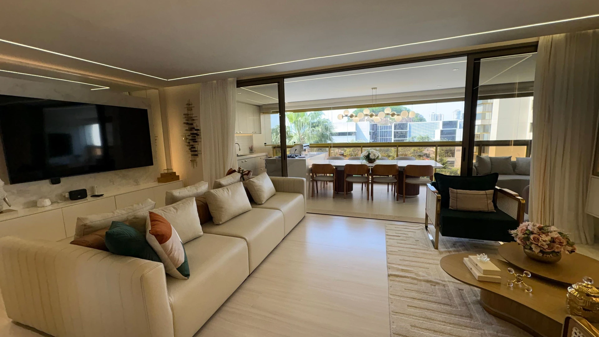 Jacuzzi in a 5-bedroom apartment, 217 m² — photo 3
