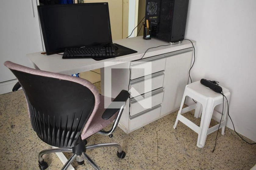 3-bedroom house with a walk-in closet in Curitiba — photo 31