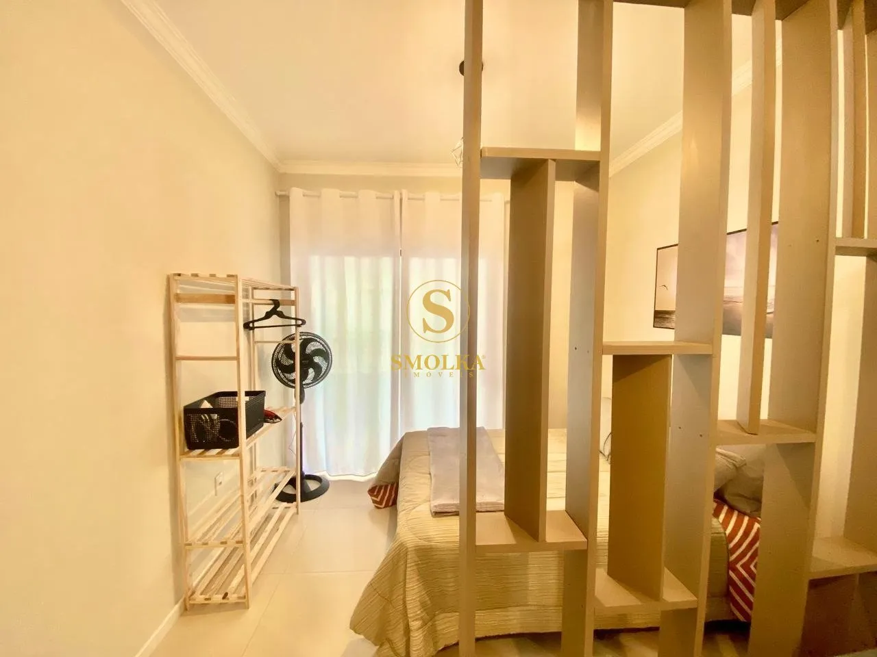 Furnished 1-bedroom apartment with open-plan kitchen — photo 22
