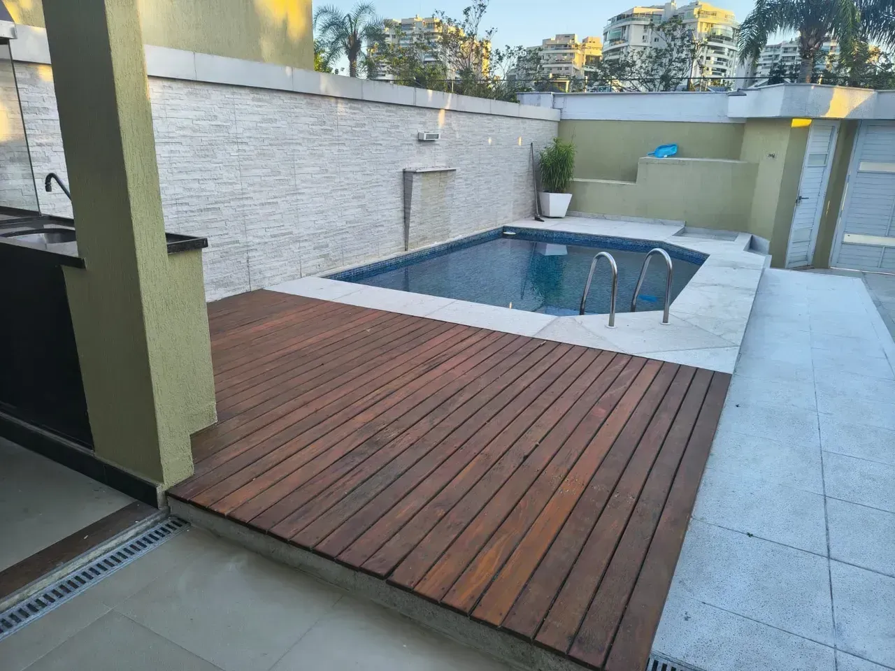 3-floor house with 4 en-suite bedrooms and 5 baths — photo 3