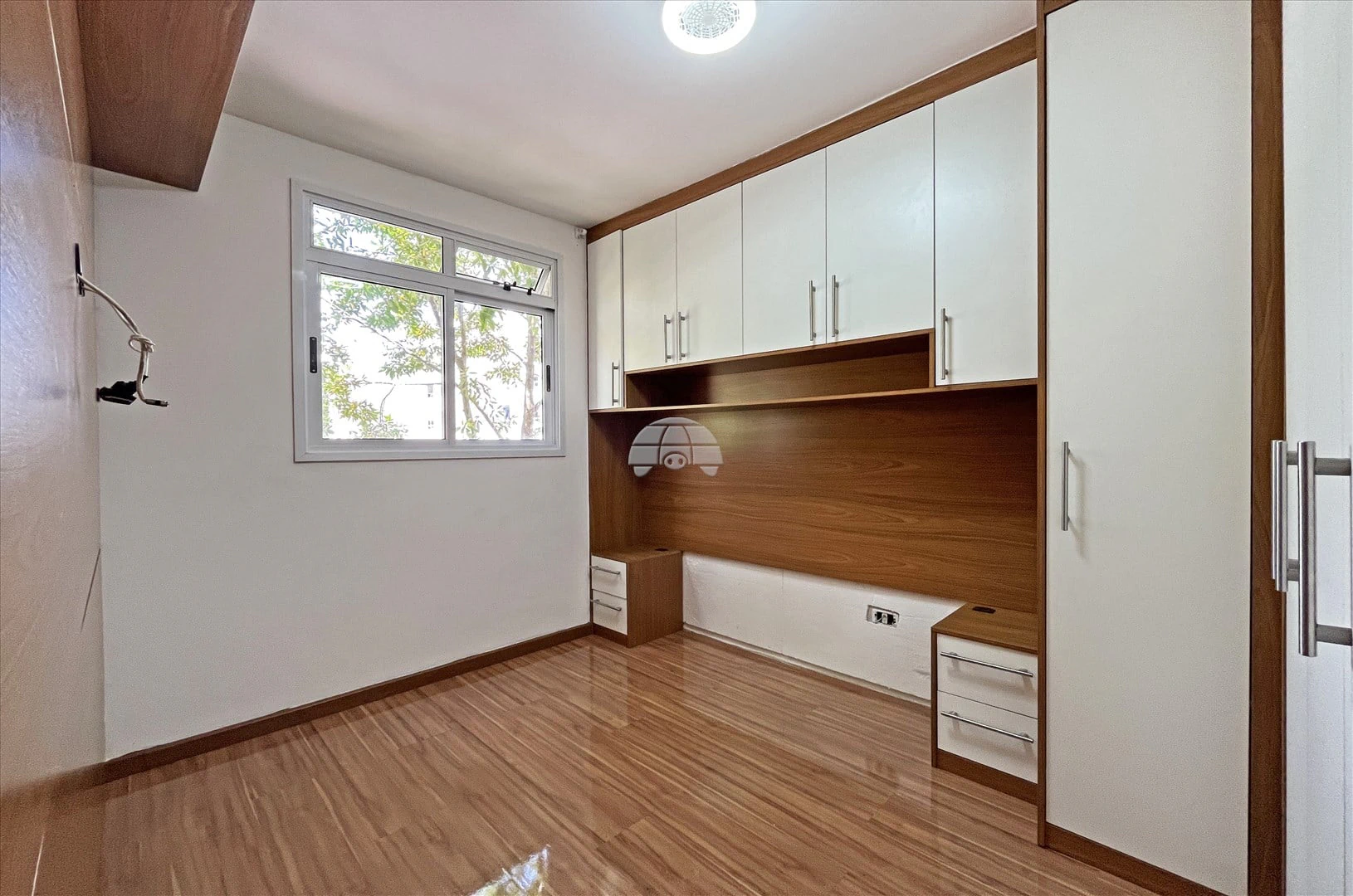 Balcony with a grill in a 2-bedroom apartment, 47 m² — photo 5