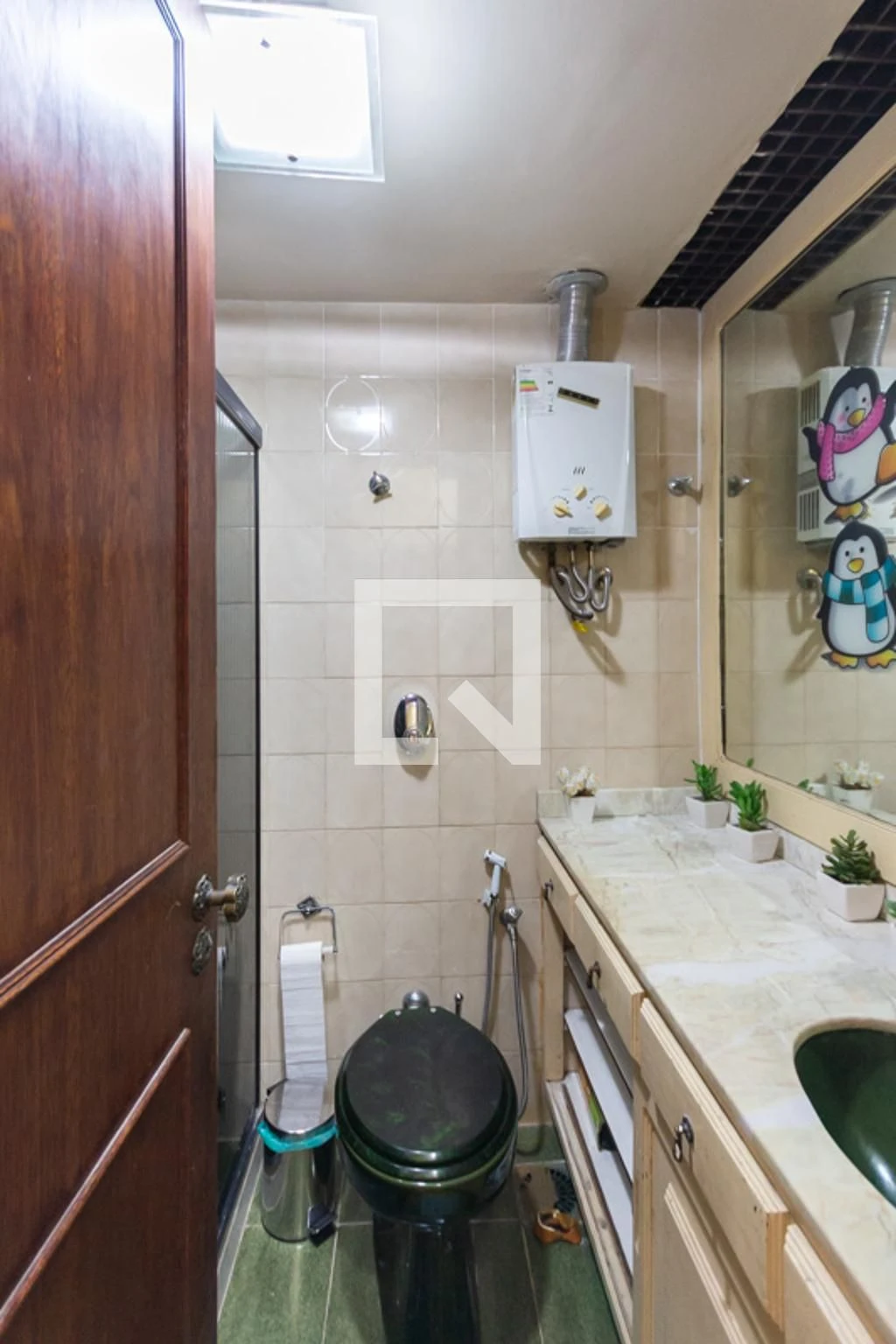 Furnished 3-bedroom apartment with suite and balcony — photo 9