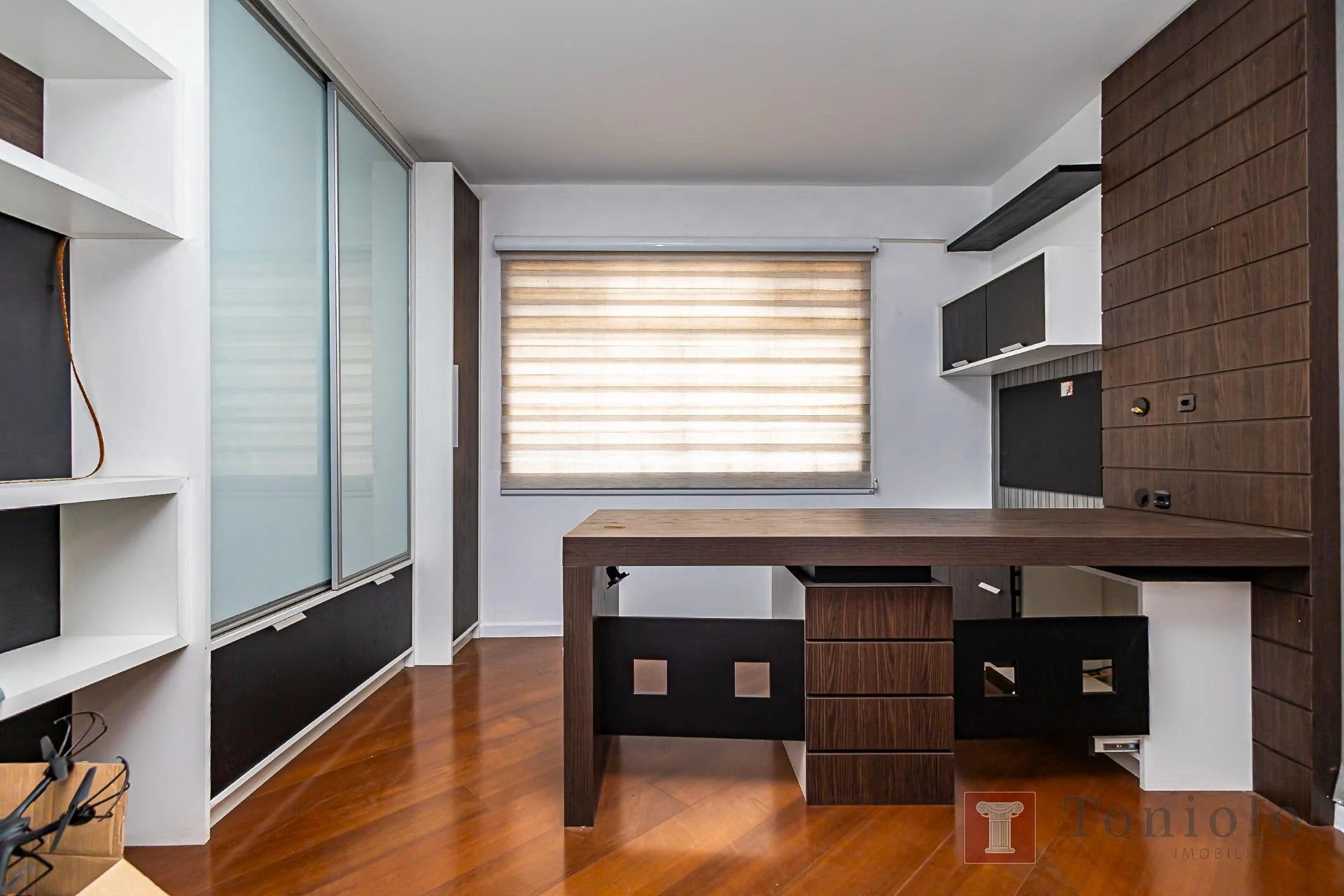 380 m² house with a bathtub and a walk-in closet — photo 5