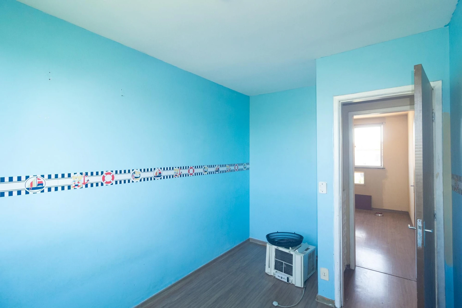 Apartment with laundry area, 2 bedrooms and closed kitchen — photo 10