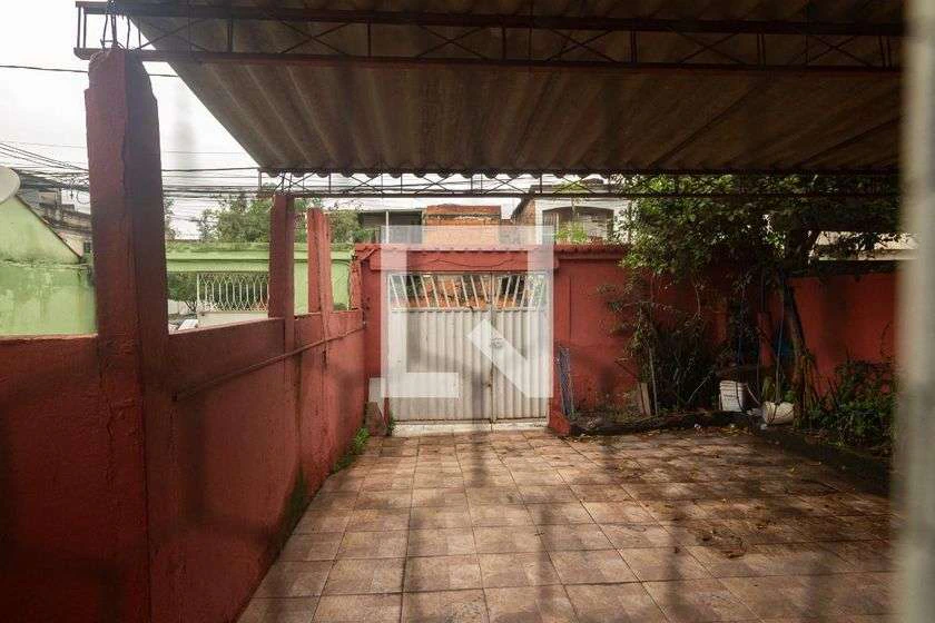 2-bedroom house with a laundry area