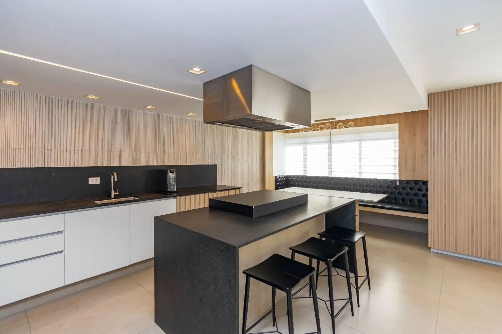 119 m² apartment with floor-to-ceiling windows and a bathtub — photo 35