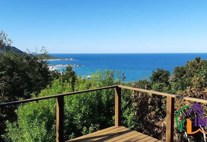 House with an open-plan kitchen and balcony view — photo 3