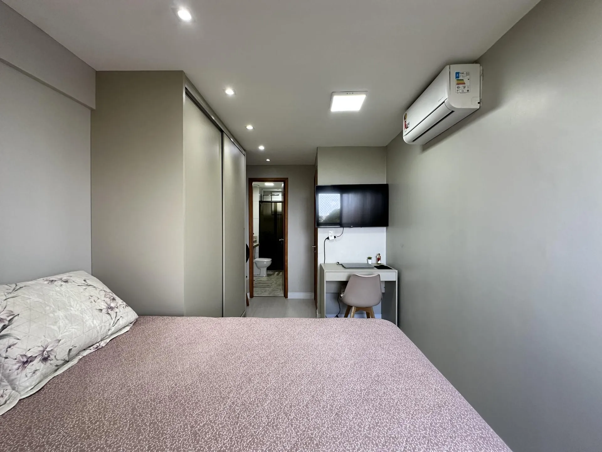 2-bedroom apartment with floor-to-ceiling windows — photo 8