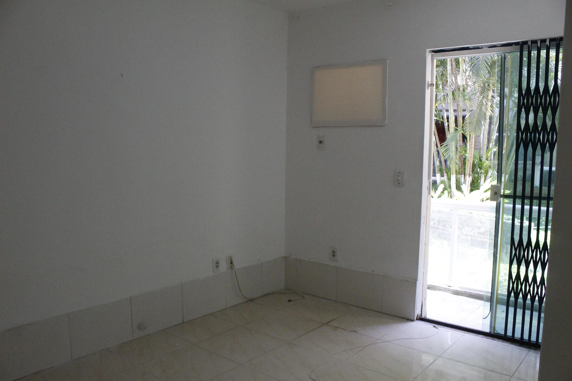 Unfurnished 2-bedroom apartment with a balcony — photo 13