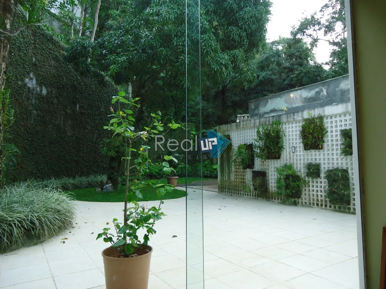 House with 3 bedrooms and 600 m² plus private BBQ terrace — photo 19