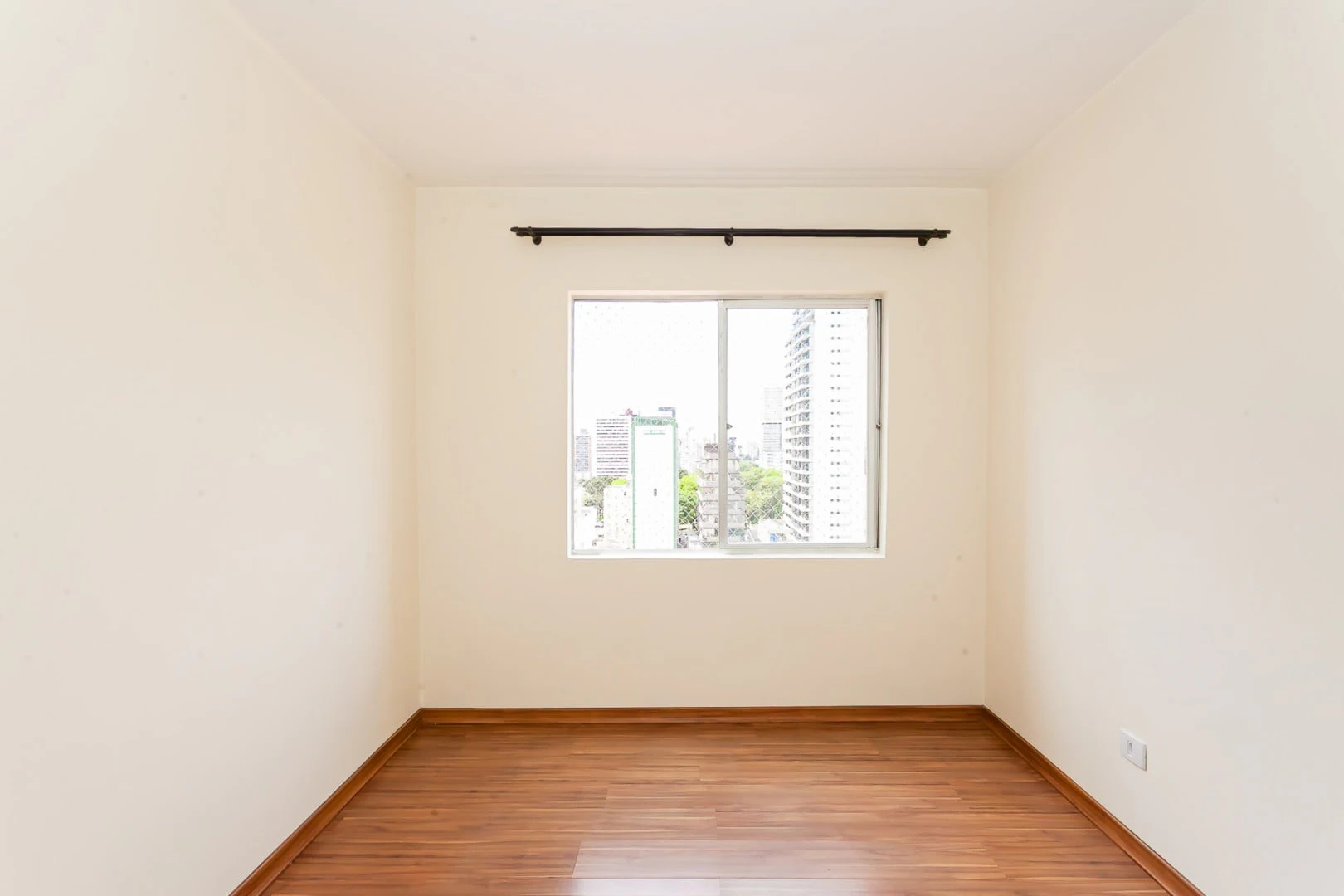 Дерев'яна підлога або ламінат та 1 спальня: квартира 44 м² — photo 21