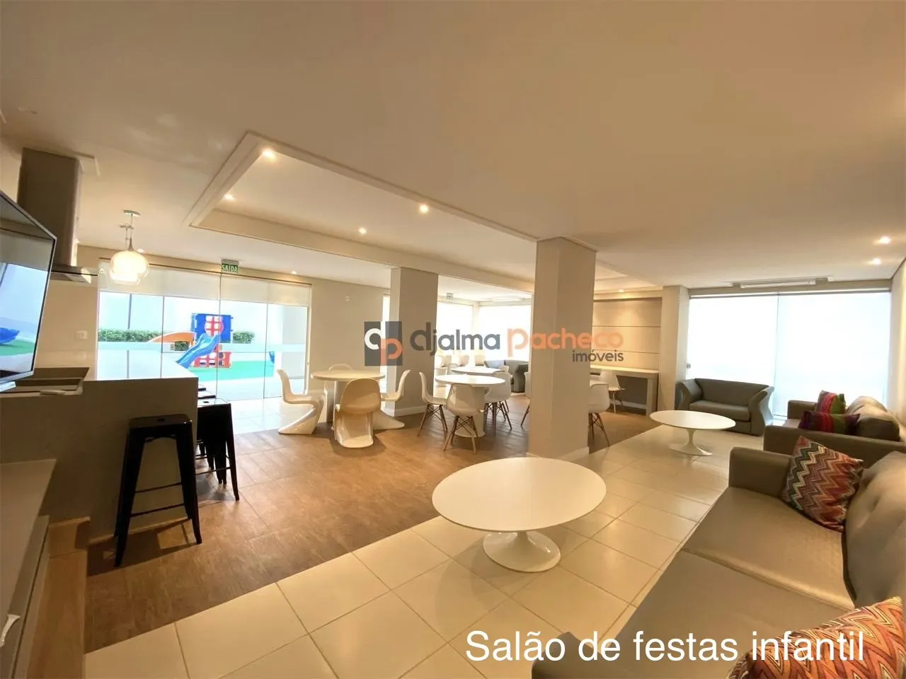 Balcony with a grill in a 2-bedroom apartment, 69 m² — photo 36