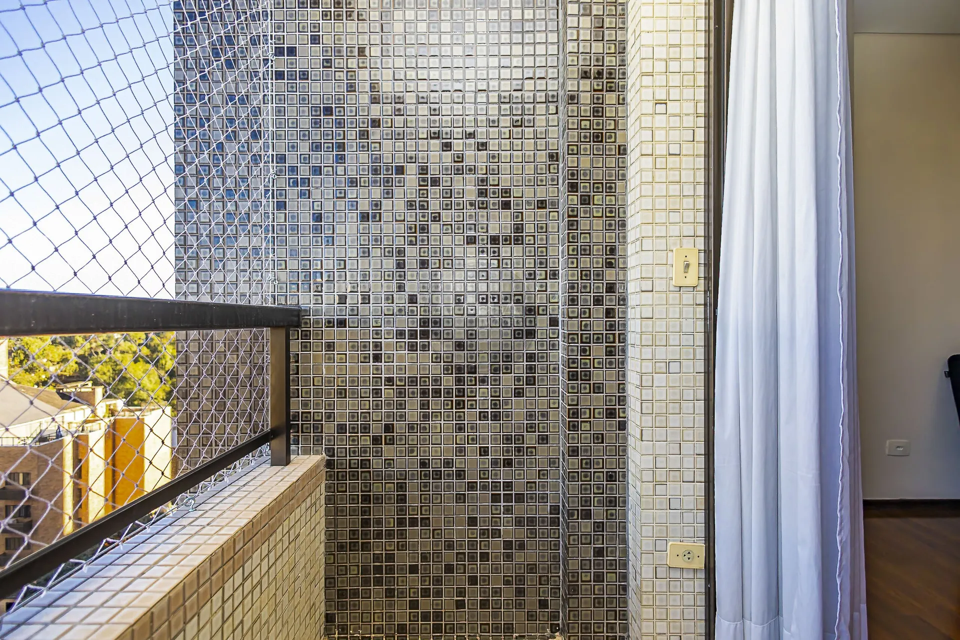 Apartamento com 4 quartos e piso de madeira na sala — photo 10