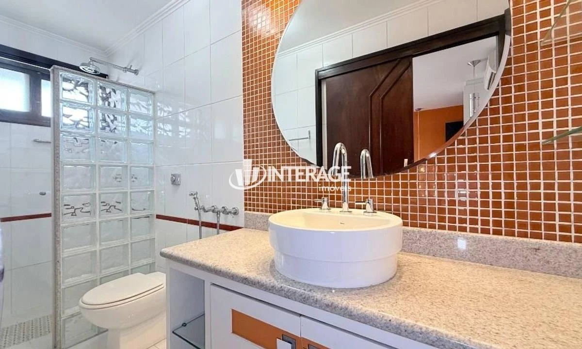 3-bedroom house with a bathtub — photo 32