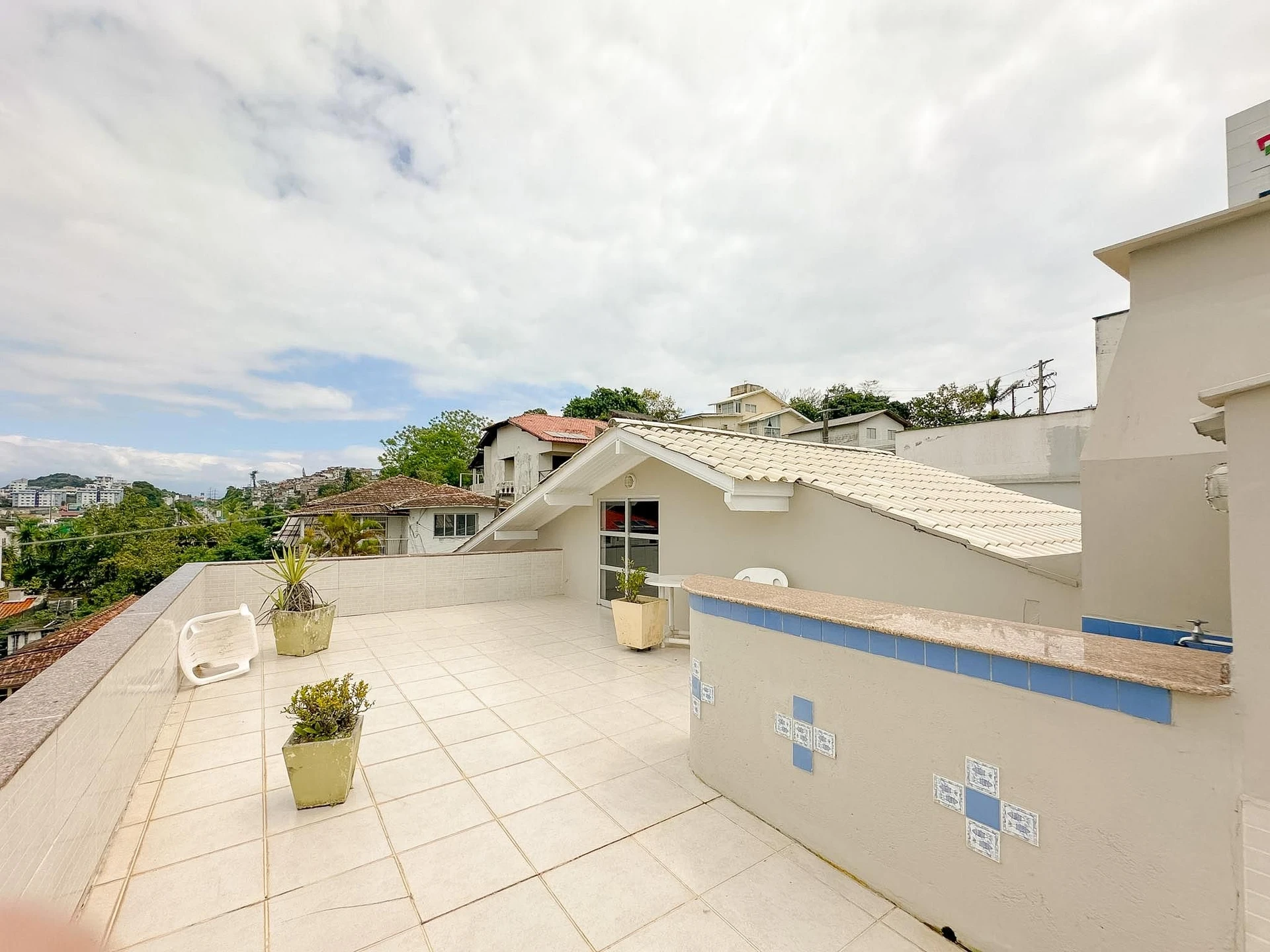 Furnished house, 250 m², with a bathtub — photo 15