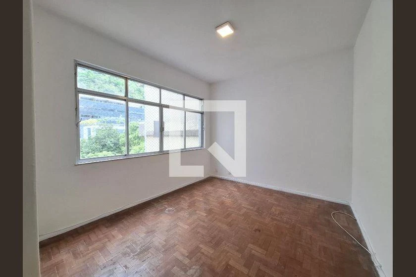 Wood or laminate floors in a one-bedroom apartment, 61 m² — photo 16