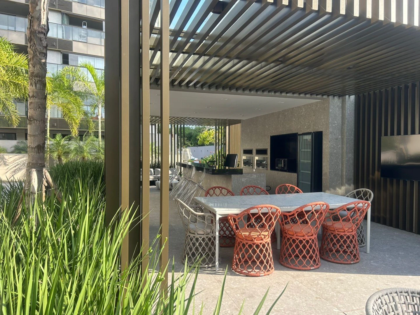 2-bedroom apartment with suite and glassed balcony — photo 16