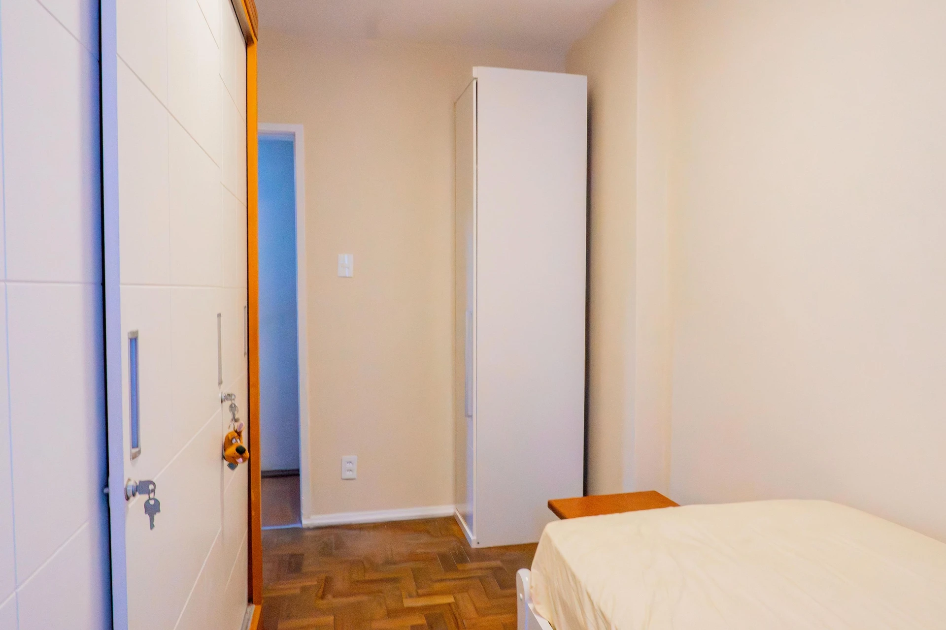 3-bedroom apartment with wood or laminate floors — photo 21