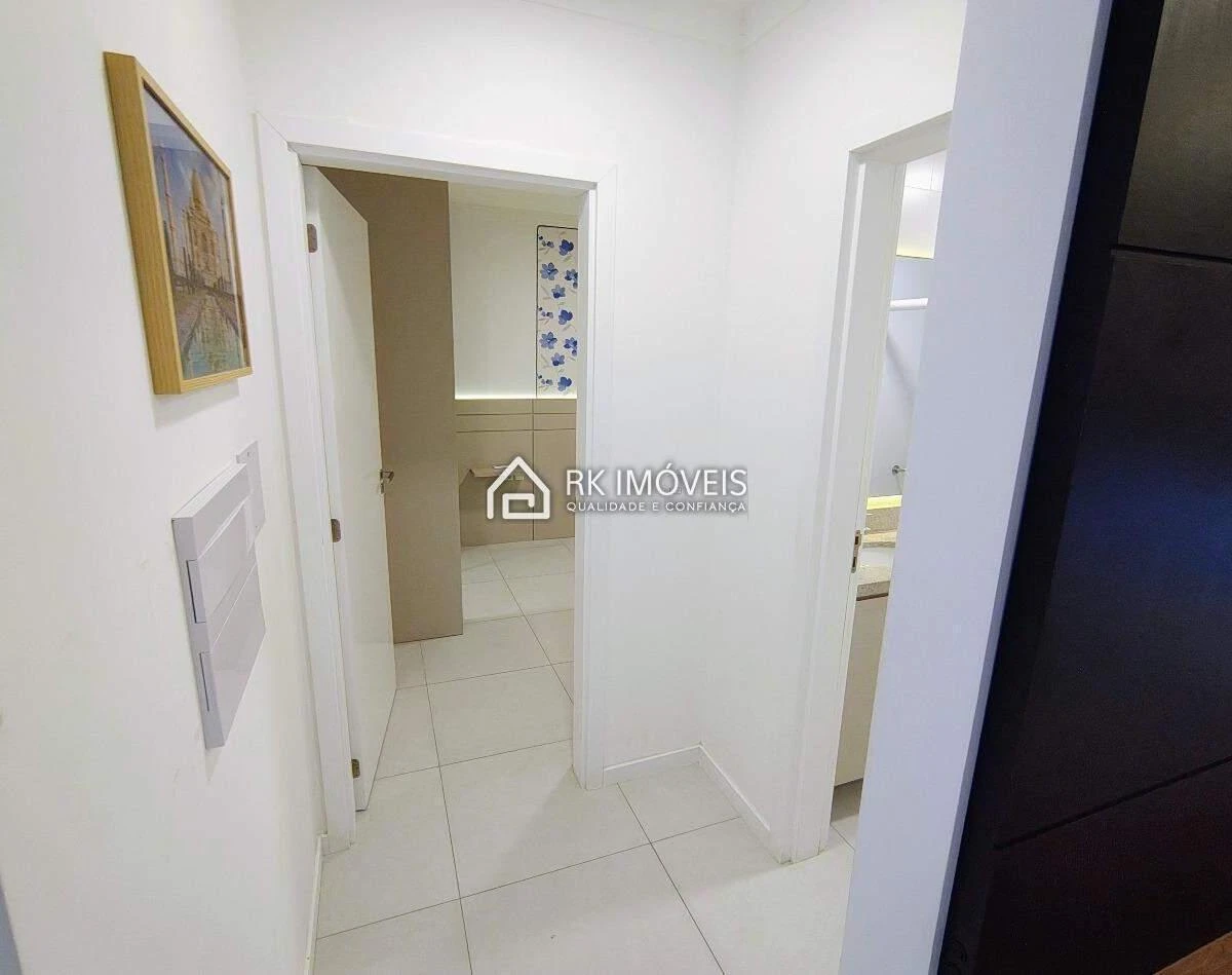 One-bedroom apartment in a building with a pool — photo 22