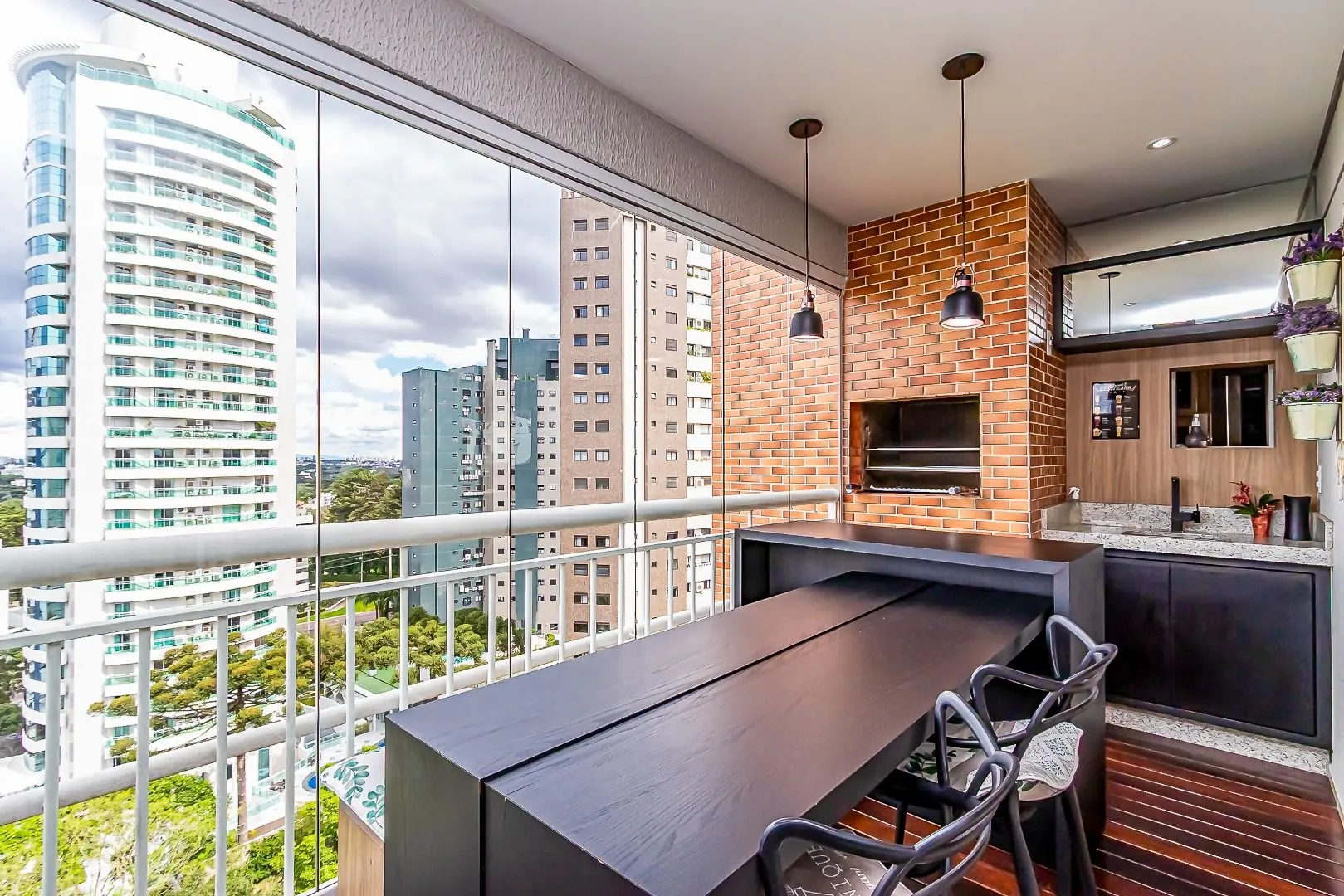 Glass-enclosed balcony in a 3-bedroom apartment, 110 m² — photo 5